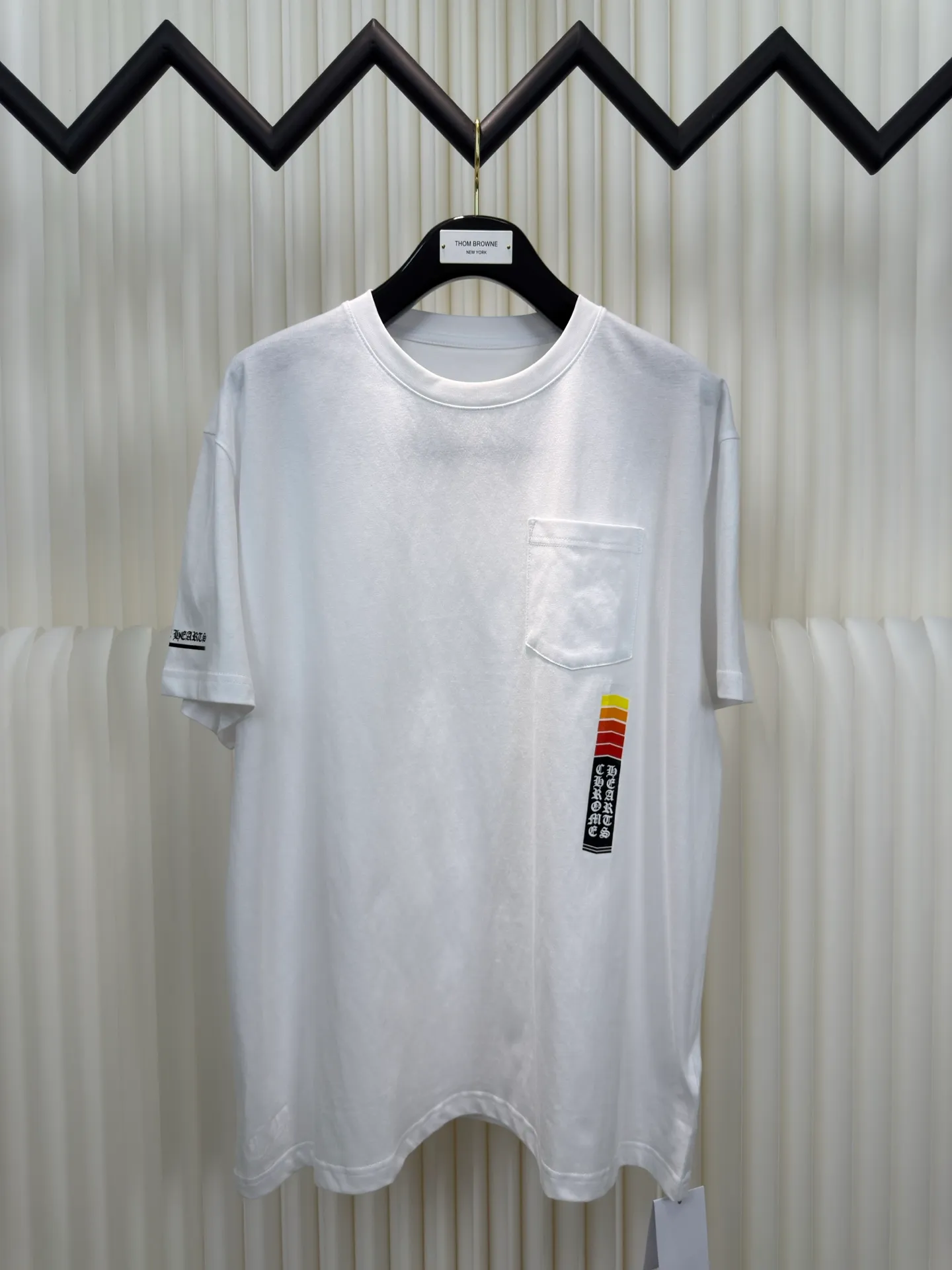 P240 Chrome Hearts Energy Bar Short Sleeves Authentic Open Edition - Physical Counter - Top Luxury Quality 🆚 Instant sale of all editions on the market Fabric is made of 26 weave 200g cotton material Printing is ink printing Customized accessories Size S M L